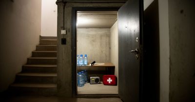 Instrukcja opisuje, jak reagować na zagrożenie z powietrza